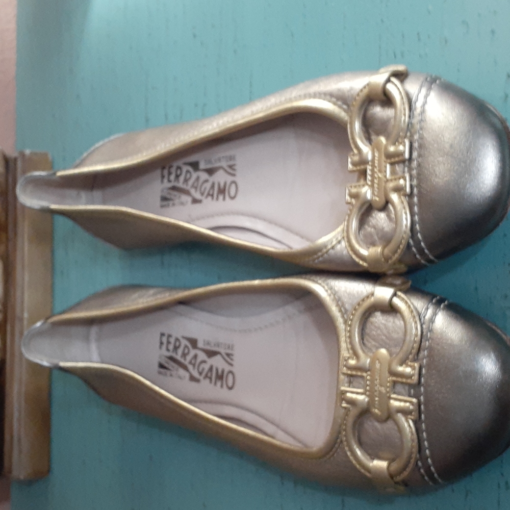 FERRAGAMO FLATS SZ 7 B